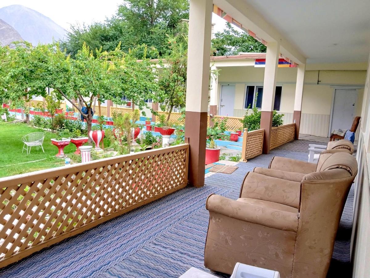 Madina Hotel 2 Гилгит Экстерьер фото